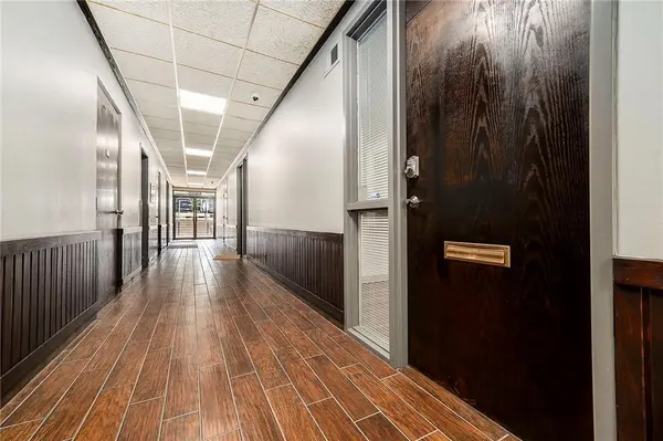 5950 N Oak Trafficway, Kansas City, MO 64118