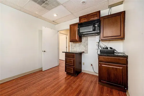 5950 N Oak Trafficway, Kansas City, MO 64118