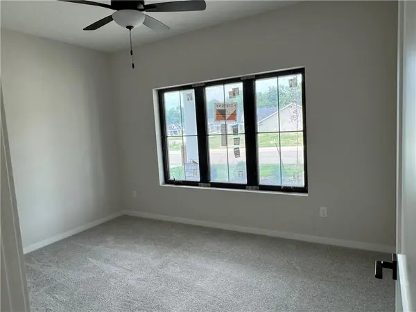 1975 Harvest RD, Liberty, MO 64068