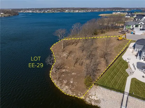 12 Omaha CIR, Lake Winnebago, MO 64034