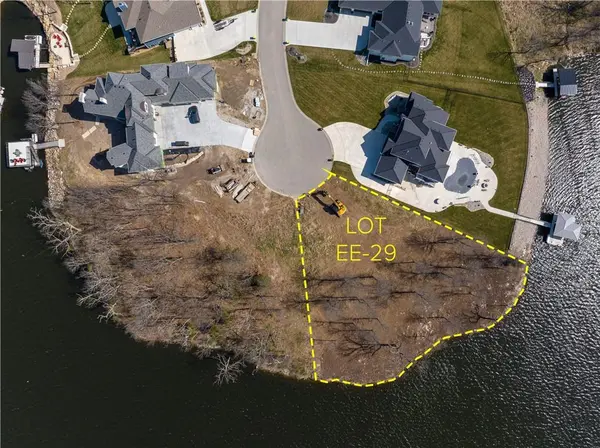 12 Omaha CIR, Lake Winnebago, MO 64034