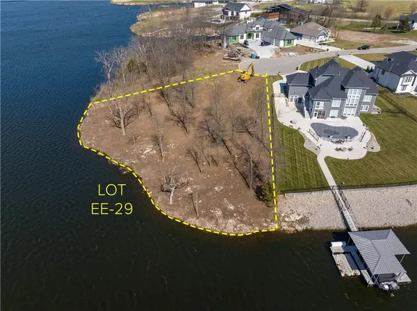 12 Omaha CIR, Lake Winnebago, MO 64034