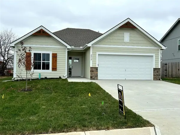 2212 Pemberton DR, Harrisonville, MO 64701
