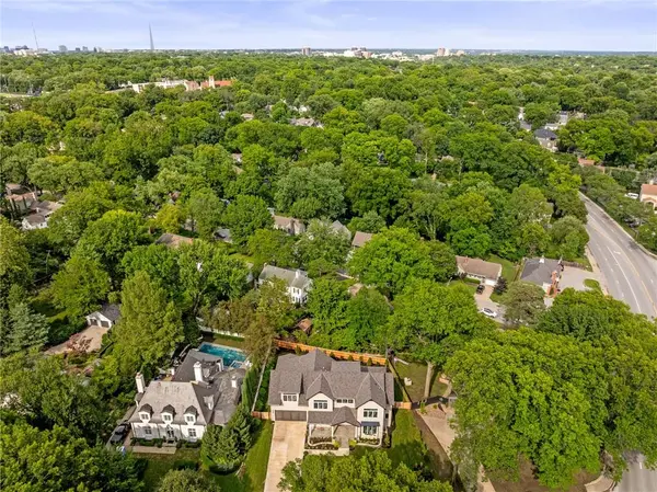 5443 Pawnee LN, Fairway, KS 66205