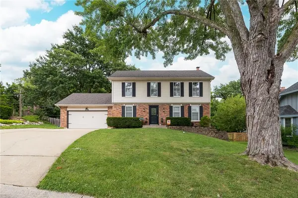 3743 NE Woodland CT, Lee's Summit, MO 64064
