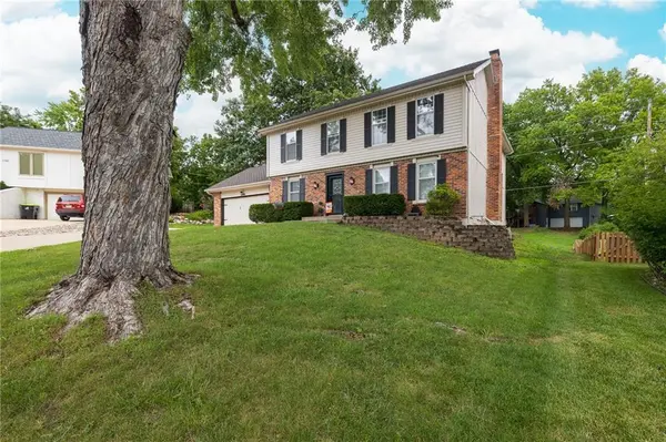 3743 NE Woodland CT, Lee's Summit, MO 64064