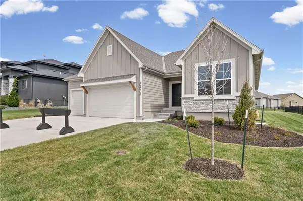 4271 Aspen DR, Basehor, KS 66007