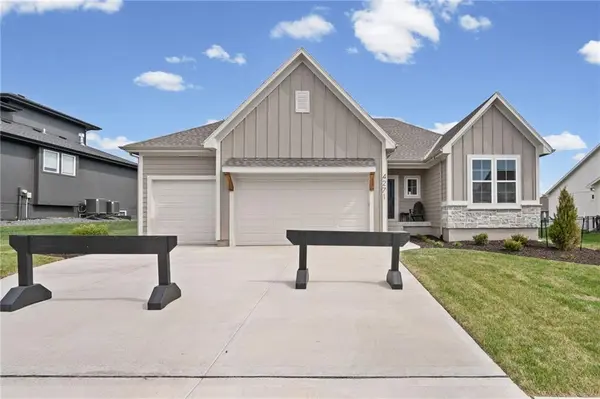 4271 Aspen DR, Basehor, KS 66007