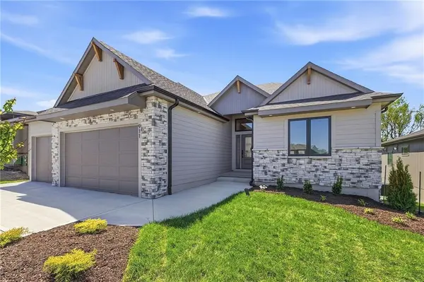 911 Savannah LN, Greenwood, MO 64034
