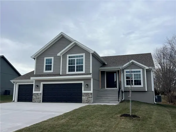 989 Sicklebar DR, Peculiar, MO 64078