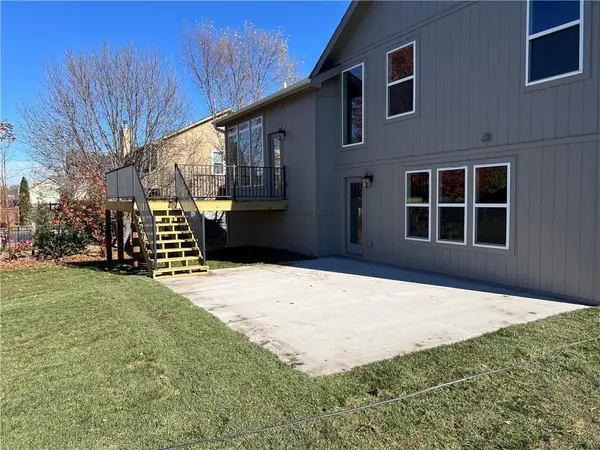 989 Sicklebar DR, Peculiar, MO 64078