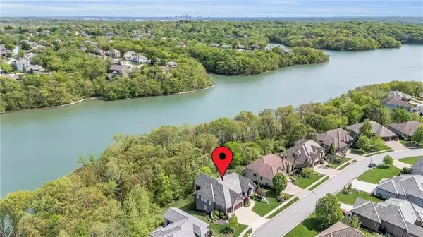 6325 Edgewater DR, Parkville, MO 64152