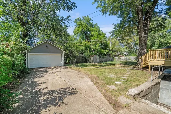 5630 Woodland AVE, Kansas City, MO 64110