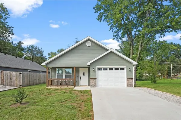 124 E Pacific AVE, Osawatomie, KS 66064