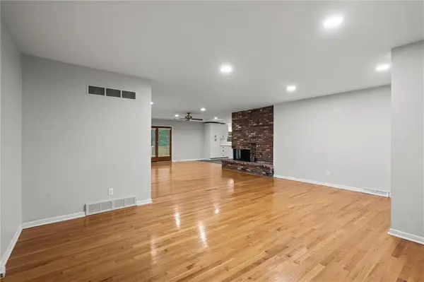 25 W 92nd TER, Kansas City, MO 64114