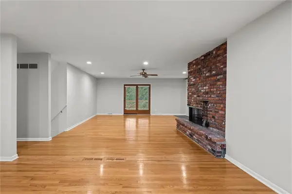 25 W 92nd TER, Kansas City, MO 64114