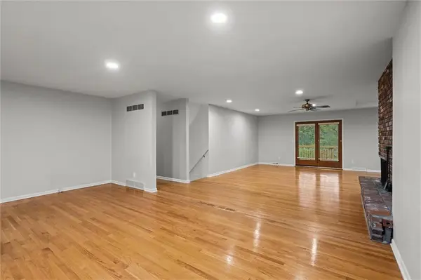 25 W 92nd TER, Kansas City, MO 64114