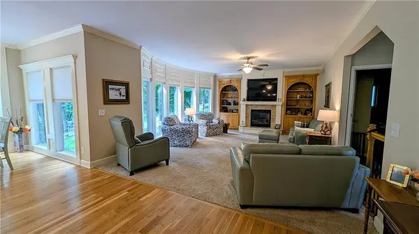 1575 Oakwood LN, Liberty, MO 64068
