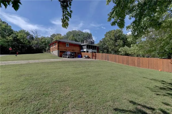 1197 S 104th ST, Edwardsville, KS 66111