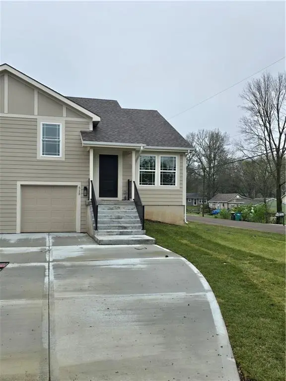 515 W Smith ST, Spring Hill, KS 66083