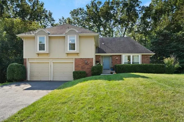 201 W 119th TER, Kansas City, MO 64145
