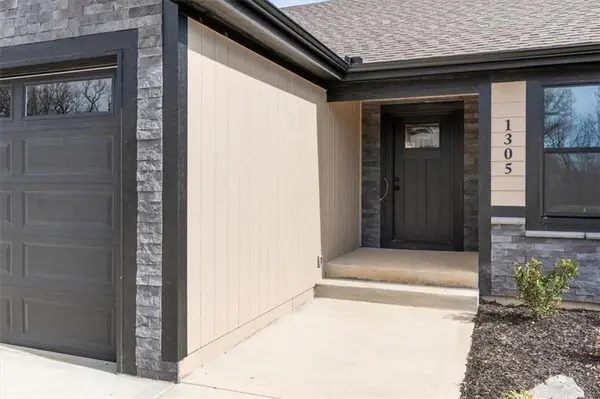 1305 N Holland DR, Independence, MO 64056