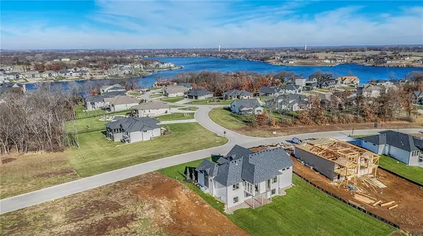 561 South Shore DR, Lake Winnebago, MO 64034