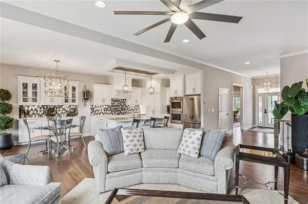 7400 NW Chambers CT, Parkville, MO 64152