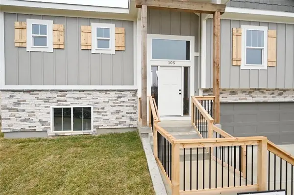105 Johnson CIR, Dearborn, MO 64439