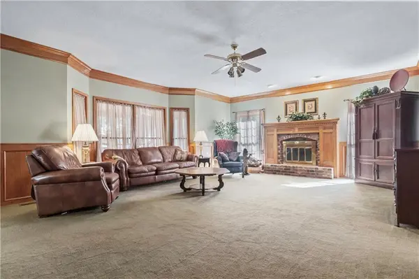 10438 W 125th TER, Overland Park, KS 66213