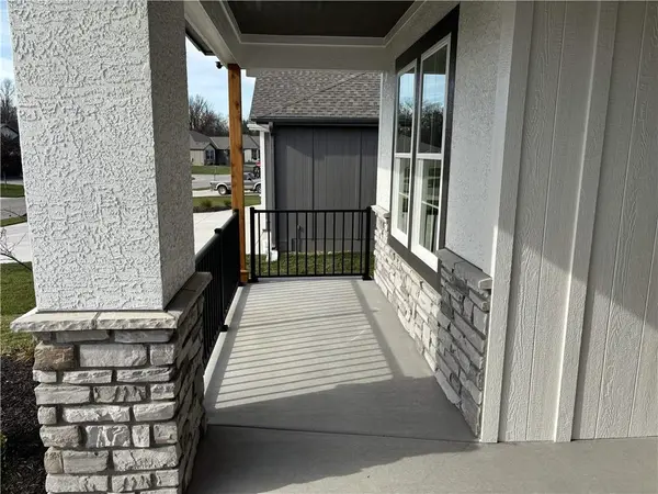 20040 W 226th TER, Spring Hill, KS 66083
