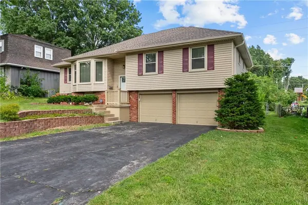 9415 Moody Park DR, Overland Park, KS 66212