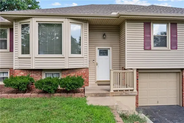 9415 Moody Park DR, Overland Park, KS 66212