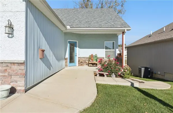 610 E Porter Ridge CT, Kearney, MO 64060