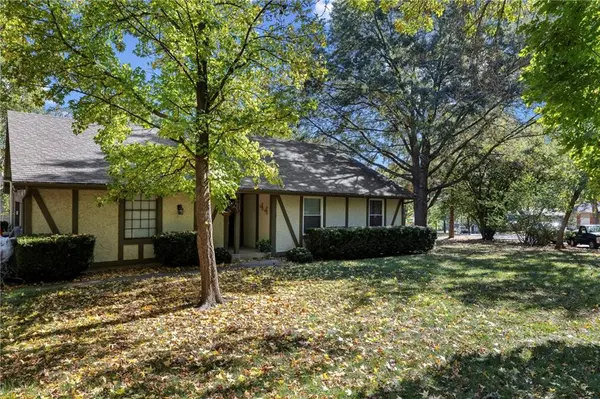 8919 Greenway LN, Lenexa, KS 66215
