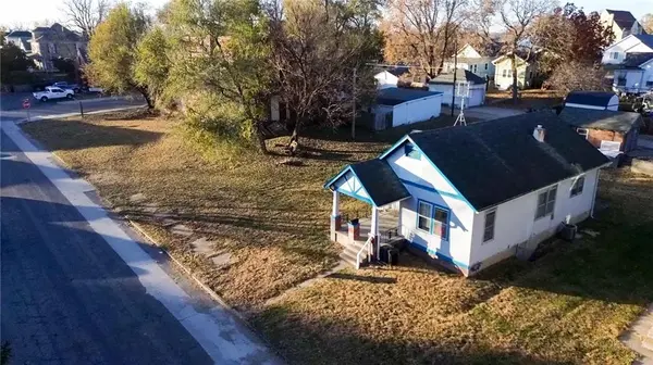 1015 Corby ST, St Joseph, MO 64501