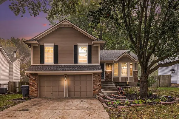 12537 S Brougham DR, Olathe, KS 66062