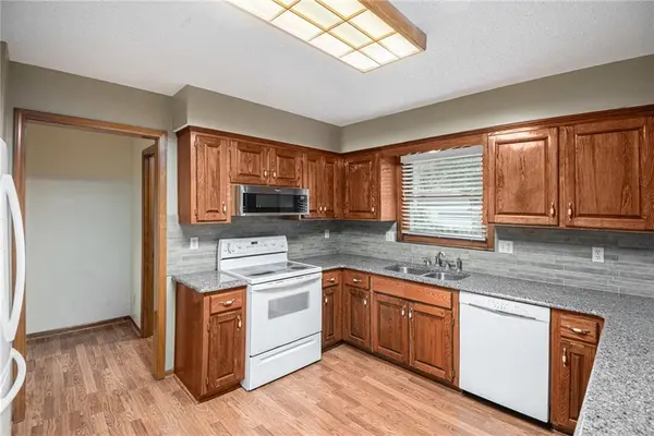 14805 S Brougham DR, Olathe, KS 66062