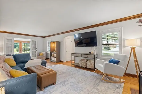 318 NW Briarcliff RD, Kansas City, MO 64116