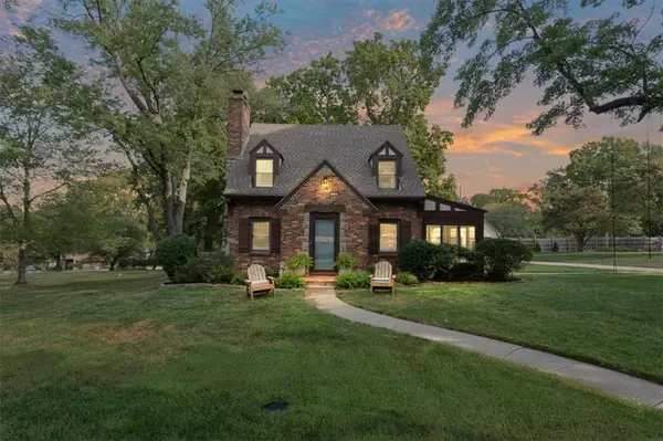 318 NW Briarcliff RD, Kansas City, MO 64116