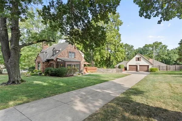 318 NW Briarcliff RD, Kansas City, MO 64116