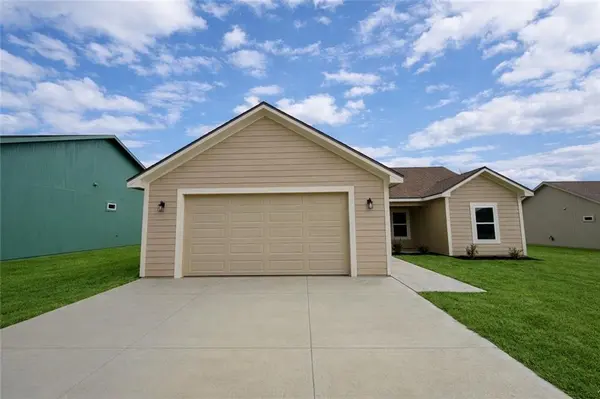1305 NE Redwood CT, Oak Grove, MO 64075