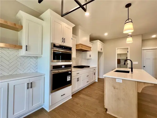 1913 Longview DR, Liberty, MO 64068