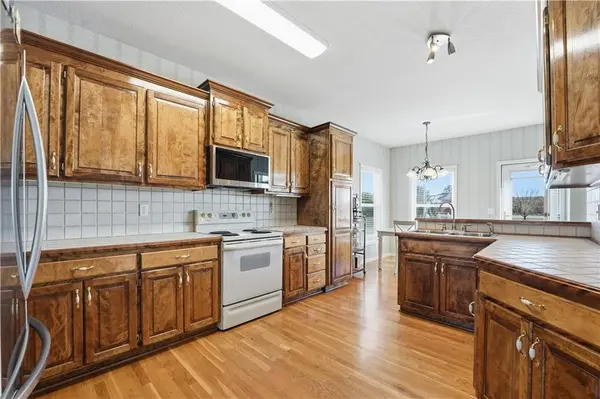 5015 Millbrook ST, Shawnee, KS 66218