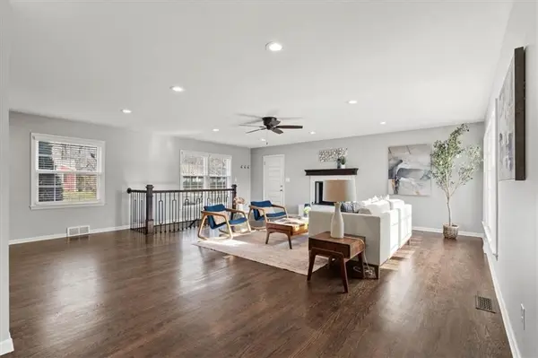8428 Sagamore RD, Leawood, KS 66206