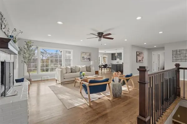8428 Sagamore RD, Leawood, KS 66206
