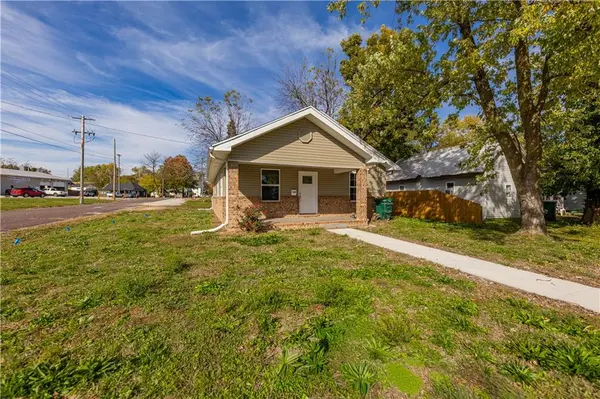100 E Bond ST, Monett, MO 65708