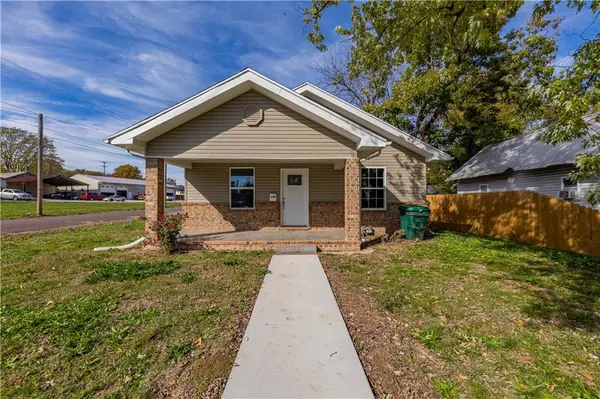 100 E Bond ST, Monett, MO 65708
