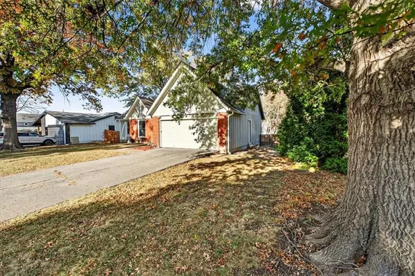 1408 E Oxford PL, Olathe, KS 66062