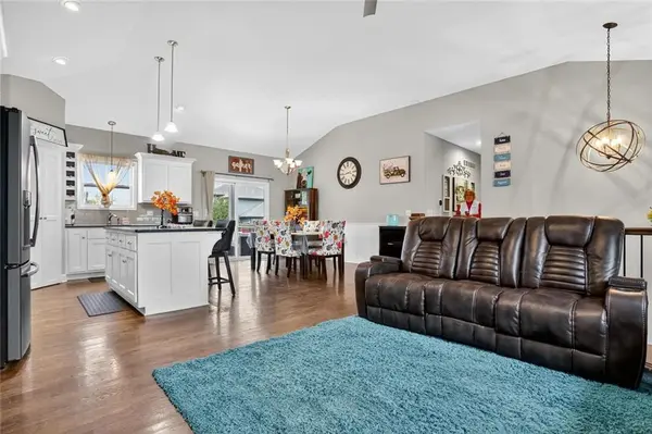 1402 NE 182nd ST, Smithville, MO 64089